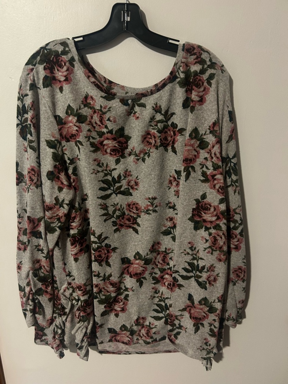 Women's Floral Long-Sleeve Scoop Neck Top - Pink Rose on Gray